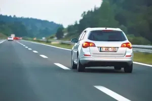 grijze auto rijdt op een dubbele baan