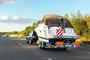 auto met een aanhangwagen met een boot op
