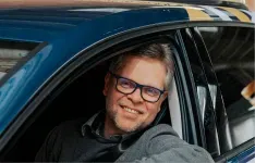 Man met bril in VAB rijlesauto