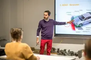 een instructeur van Training & Consult geeft les aan cursisten