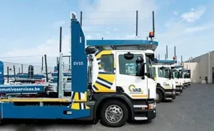 Rij opleggers van VAB Automotive Services op een rij geparkeerd