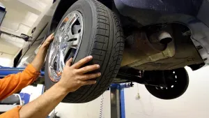 nieuwe band die op auto gemonteerd wordt