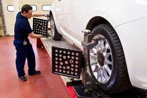 Autotechnieker van VAB-Diagnosecentrum onderzoekt een witte auto