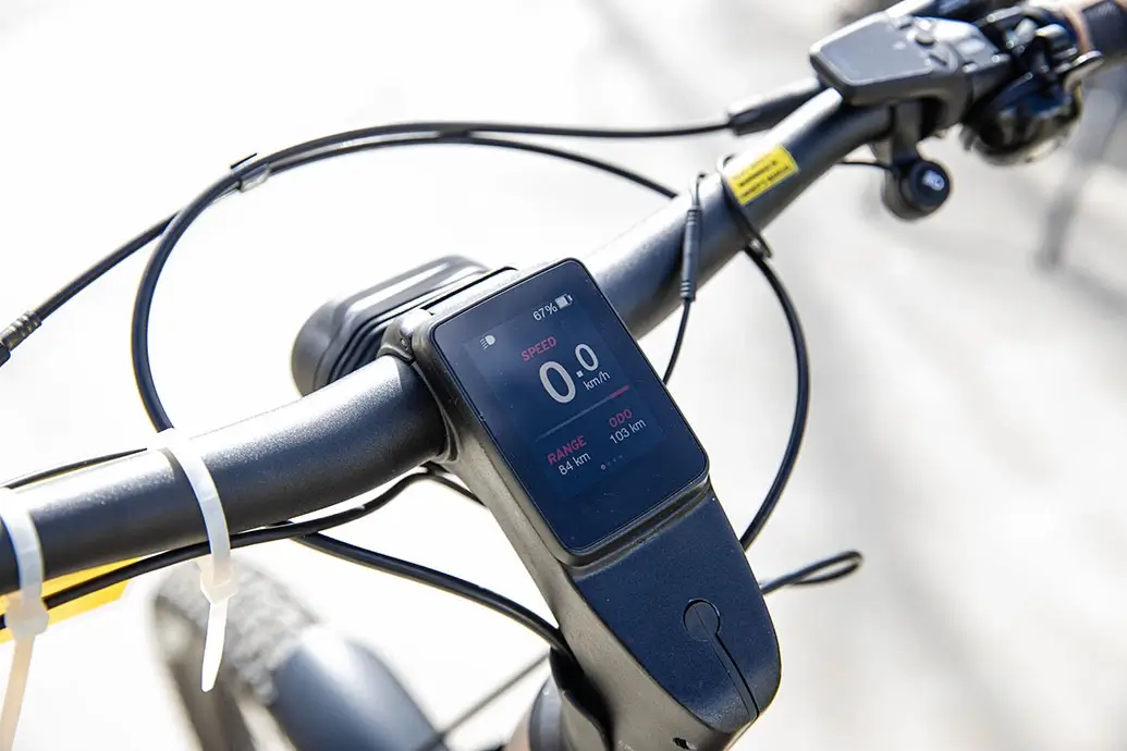 closeup van een snelheidsmeter op een elektrische fiets