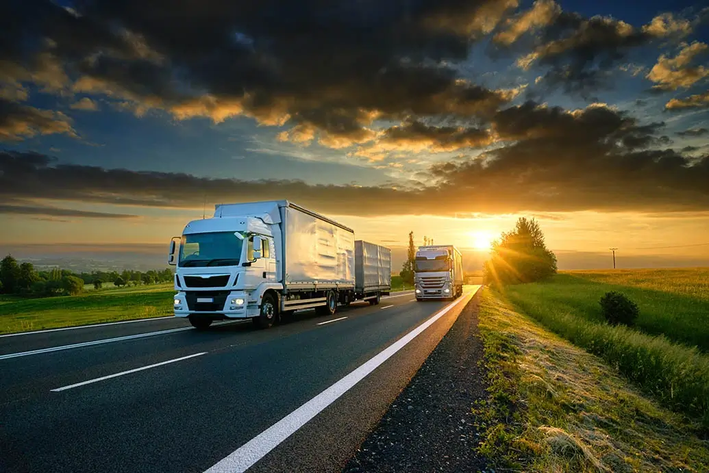 vrachtwagen met aanhangwagen