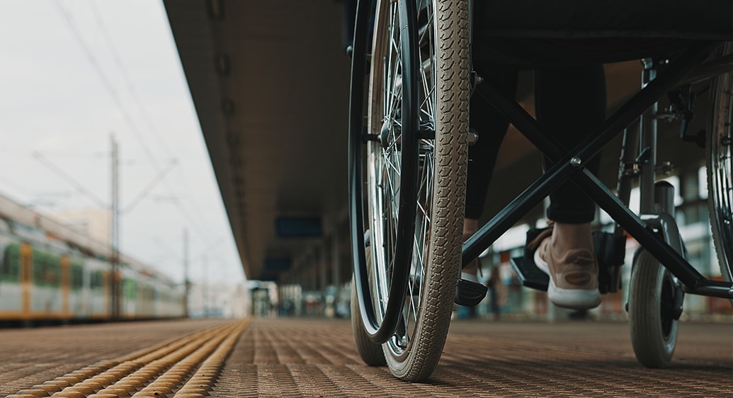 rolstoel op een treinperron