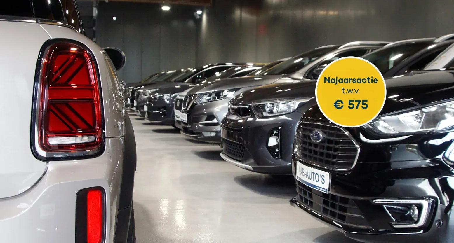 Afbeelding over de Najaarsactie van VAB-Tweedehands, met de showroom op de achtergrond.