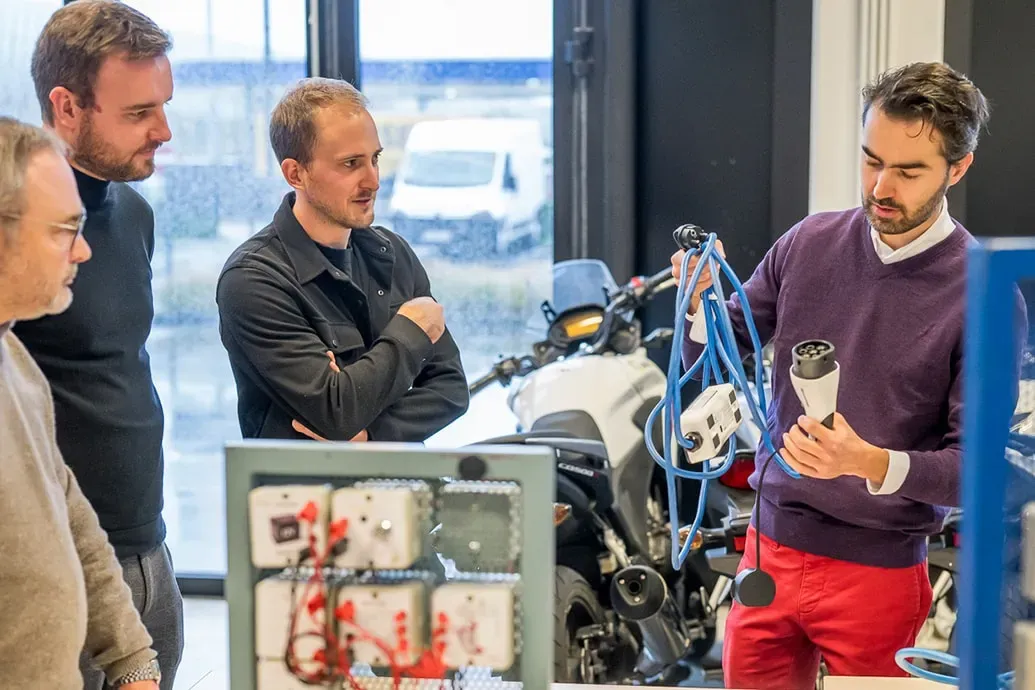 een instructeur van Training & Consult geeft les aan cursisten