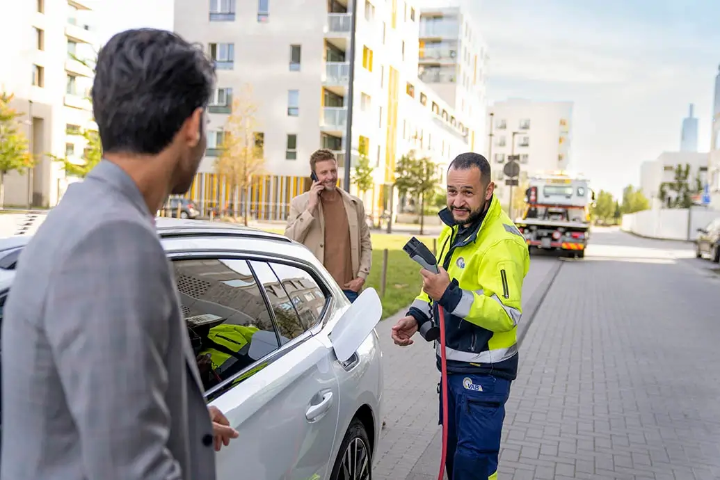 Een VAB-wegenwachter helpt 2 klanten met pech weer op weg