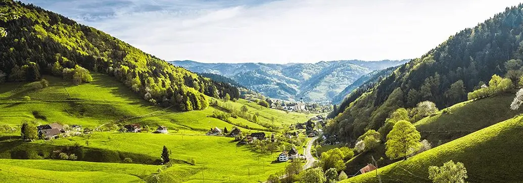 een groene vallei in een berglandschap in Duitsland