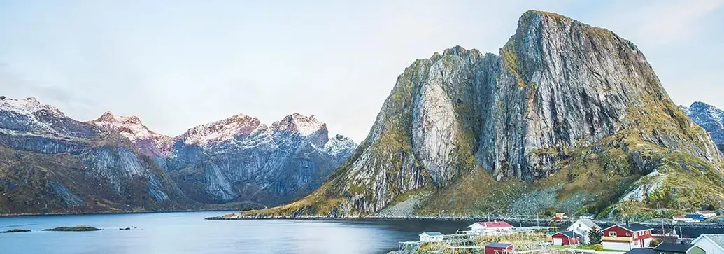 Scandinavische fjorden met een paar huisjes op de voorgrond