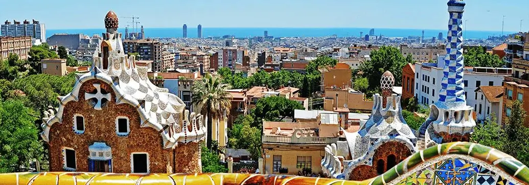 uitzicht over Barcelona met enkele Gaudi-gebouwen op de voorgrond