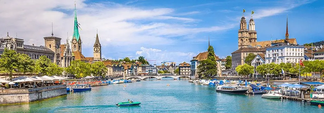 De Limmat-rivier in Zurich met historische gebouwen op de oevers