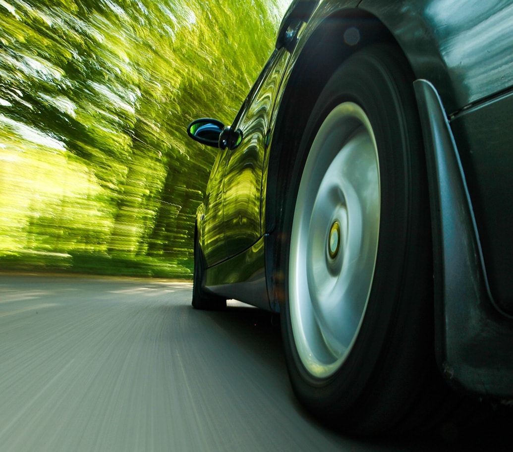 actiefoto van een rijdende auto, genomen vanaf de achterbumper