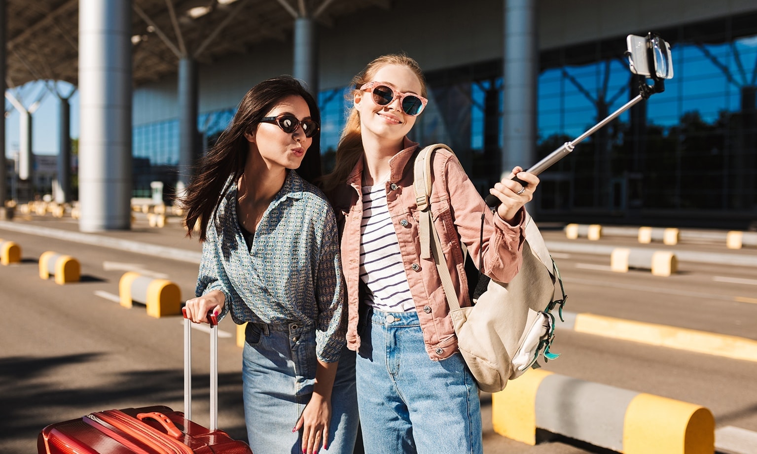 2 vrouwen nemen een selfie op vakantie met een selfiestick