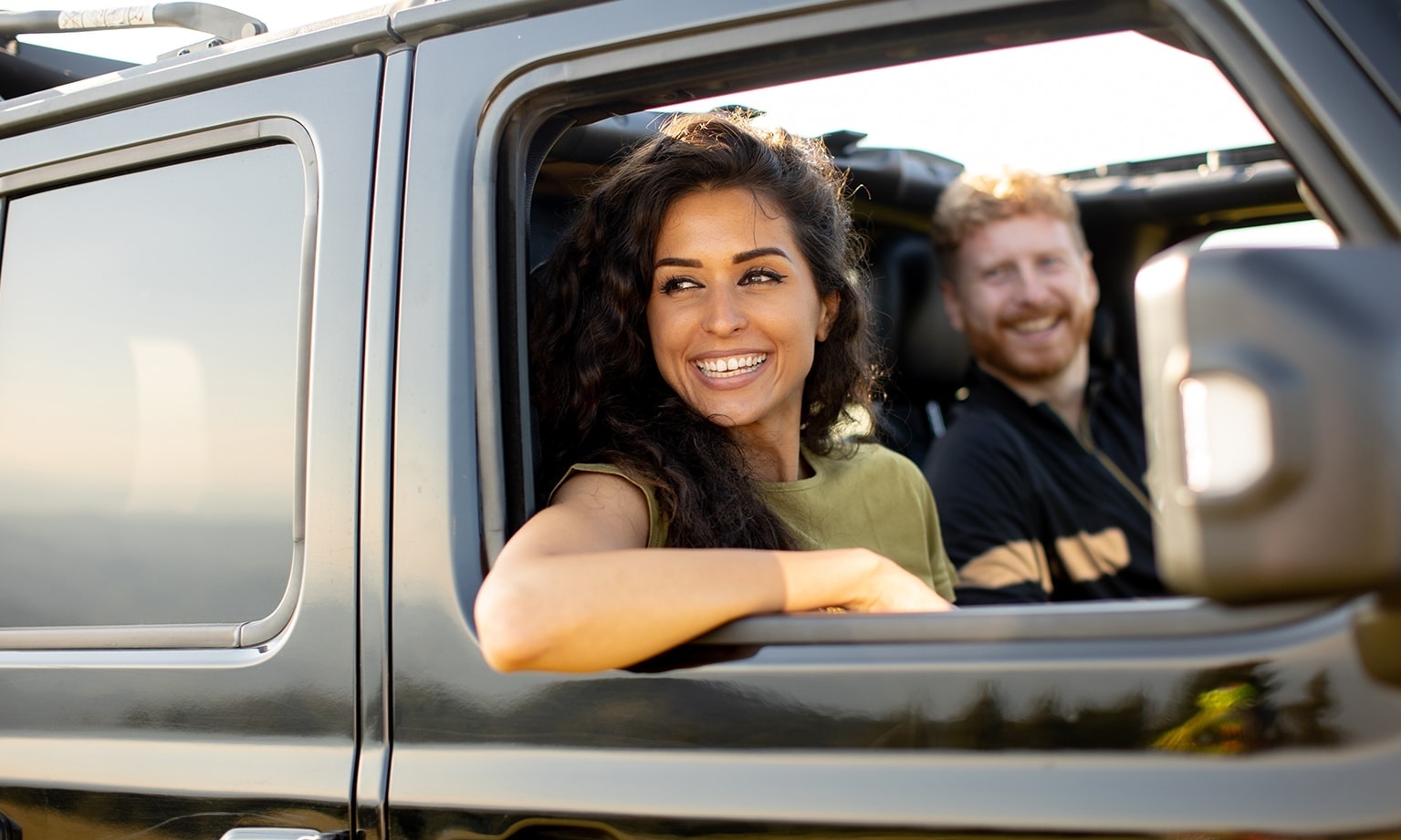 Man en vrouw in busje in zonnige lenteweer