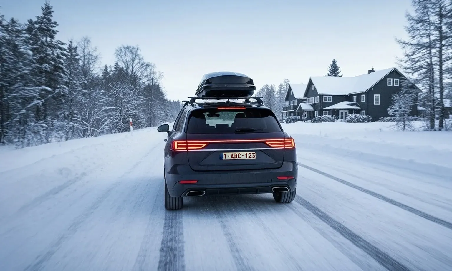 Wagen met dakkoffer rijdt door een prachtig winterlandschap, gehuld in een mooie sneeuwlaag