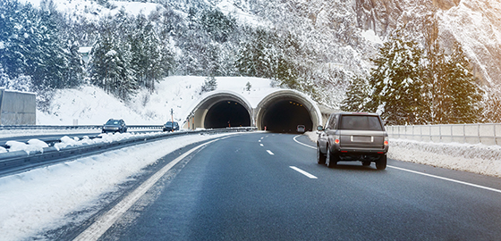 auto op snelweg sneeuw tunnel